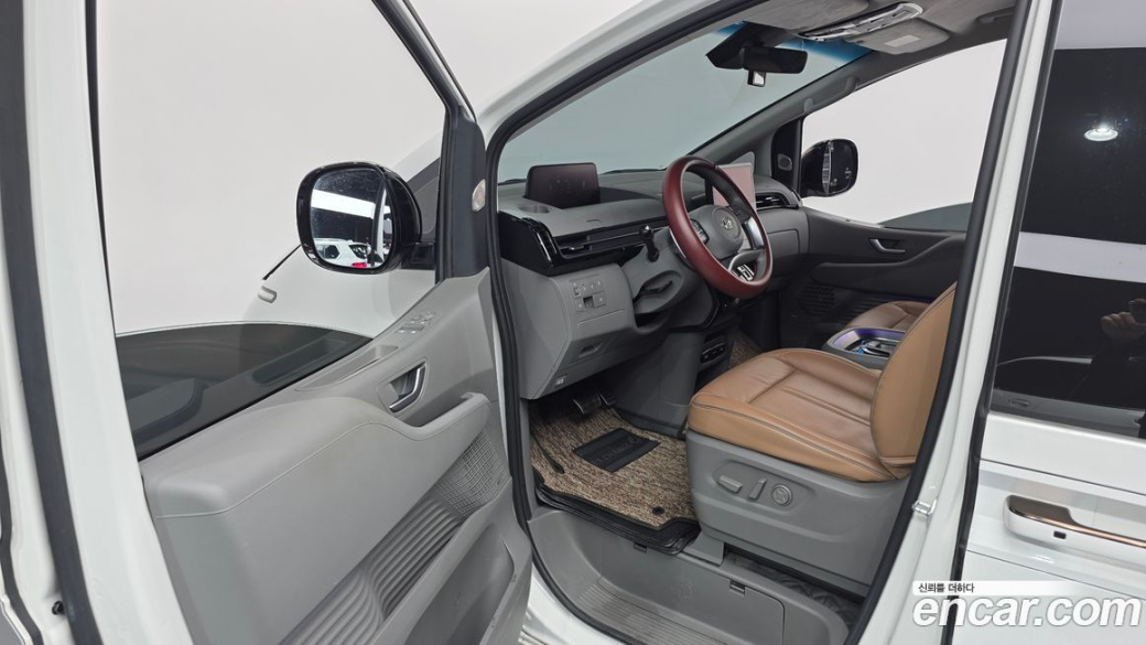 Hyundai Staria 4WD Lounge 9-Seater, 2022