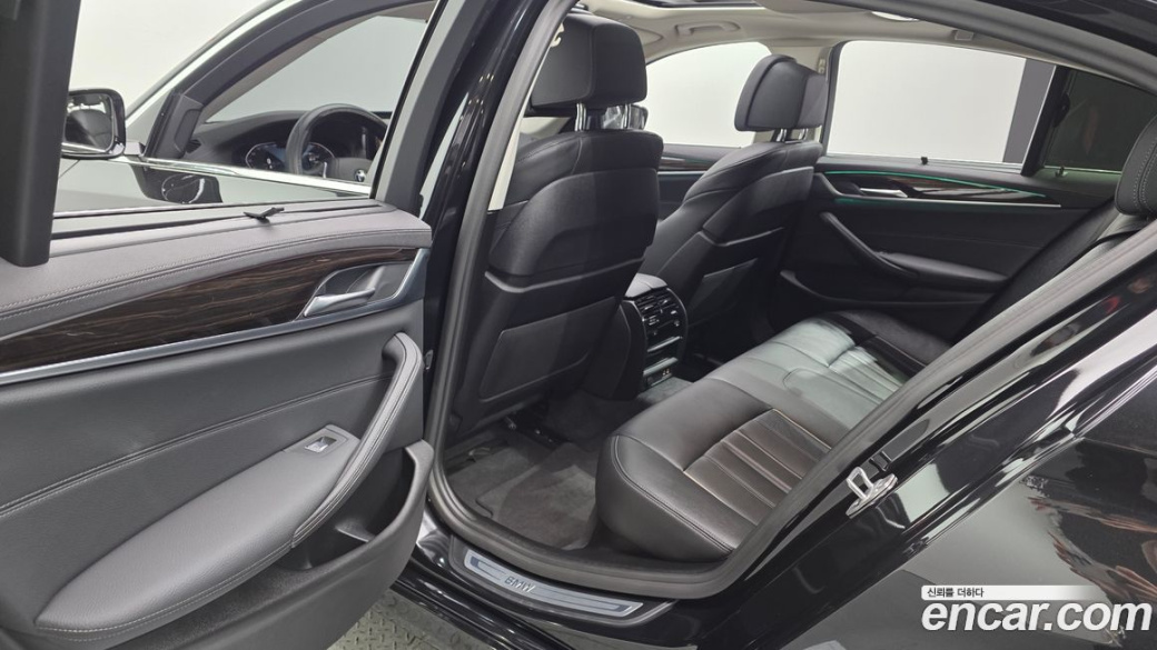 BMW 5-Series 520i Luxury, 2023