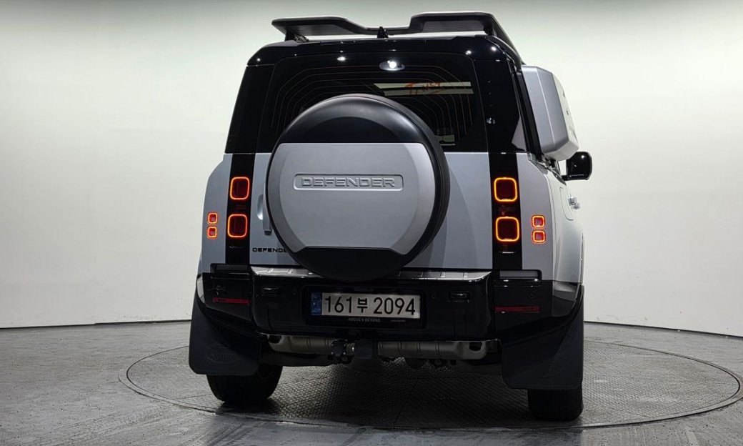 Land Rover Defender 110 P300 X-Dynamic SE, 2024
