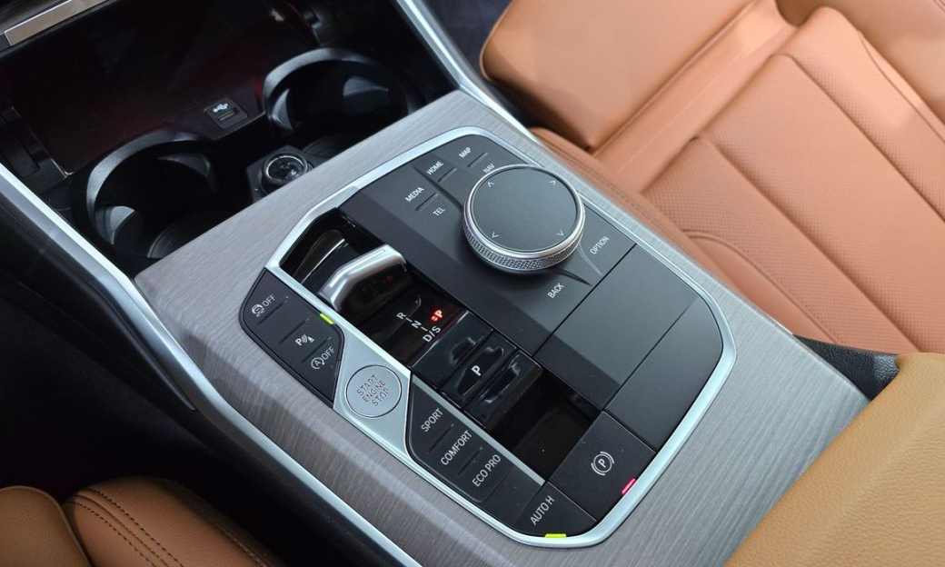 BMW 3-Series 320i, 2025