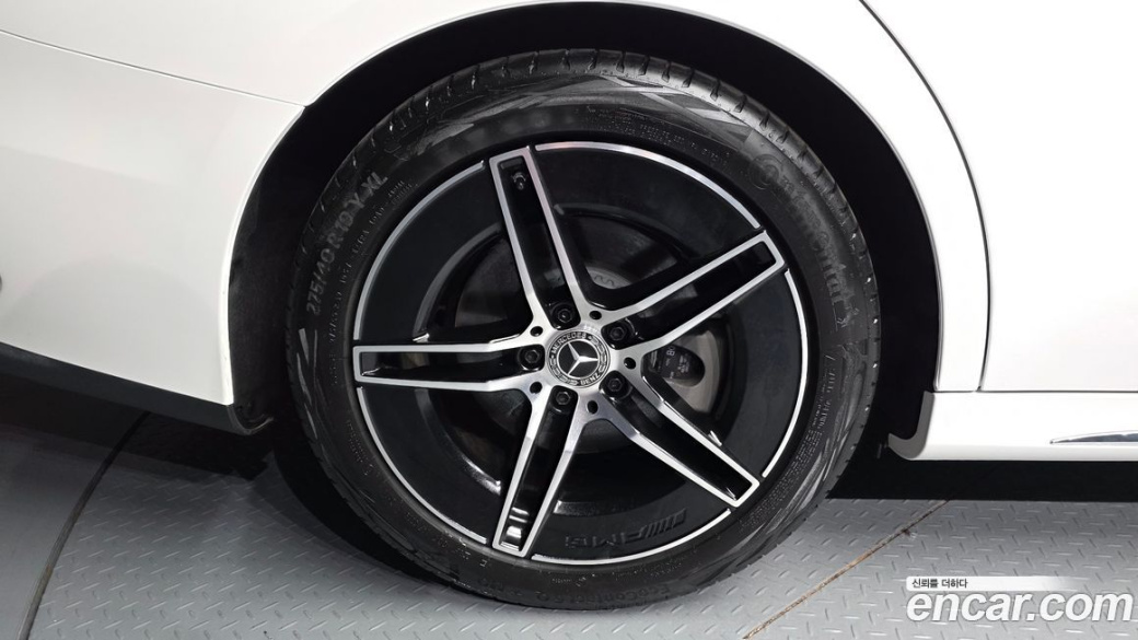Mercedes-Benz E-Class E300 4MATIC AMG Line, 2025