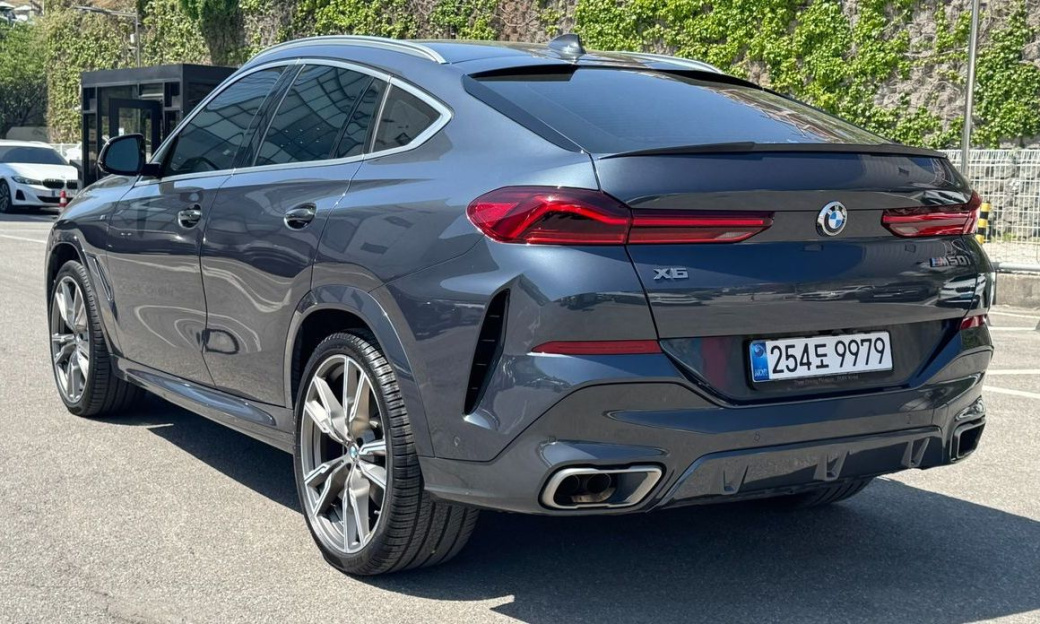 BMW X6 M50i, 2022