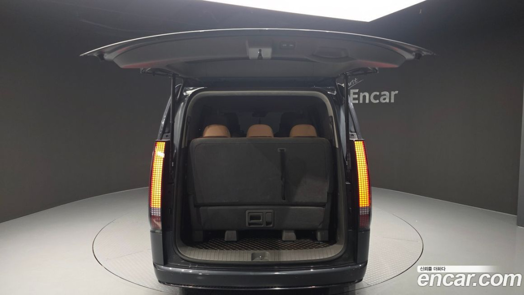 Hyundai Staria Lounge 9-Seater, 2022