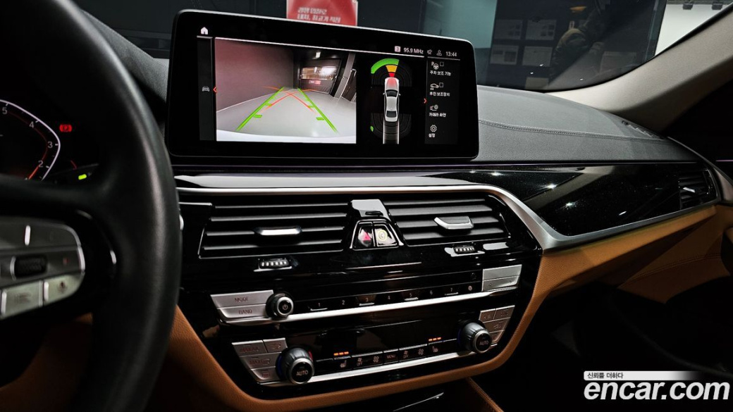 BMW 5-Series 520i Luxury, 2022