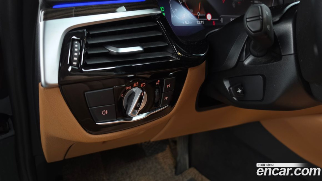 BMW 5-Series 520i Luxury, 2023