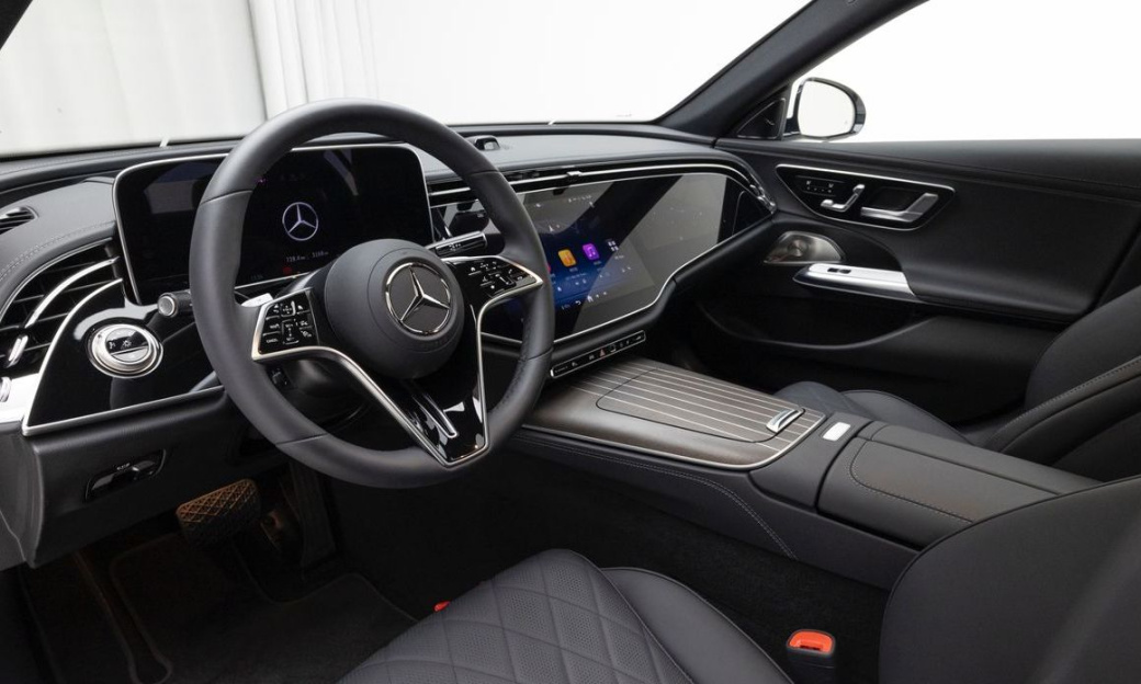 Mercedes-Benz E-Class E300 4MATIC Exclusive, 2025