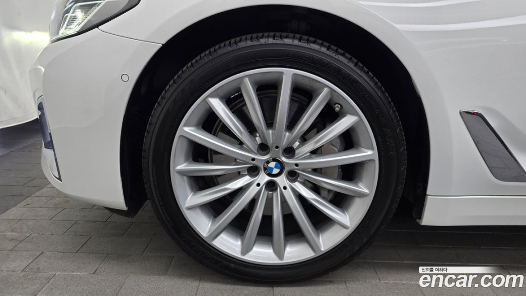BMW 5-Series 530i Luxury, 2023