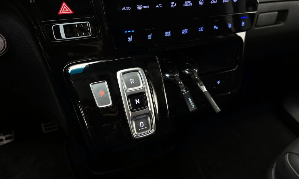 Hyundai Staria 4WD Lounge 9-Seater, 2025