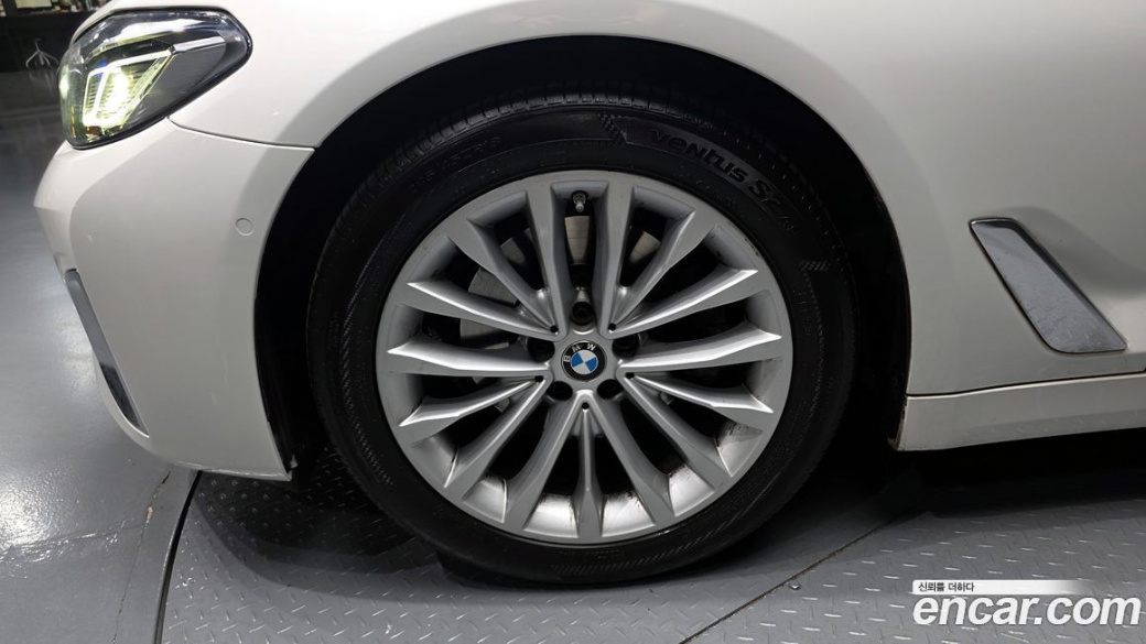 BMW 5-Series 520i Luxury, 2022