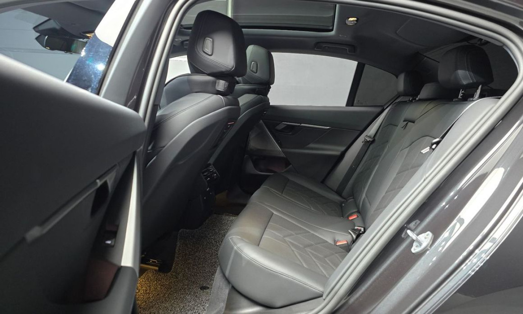 BMW 5-Series 523d, 2025