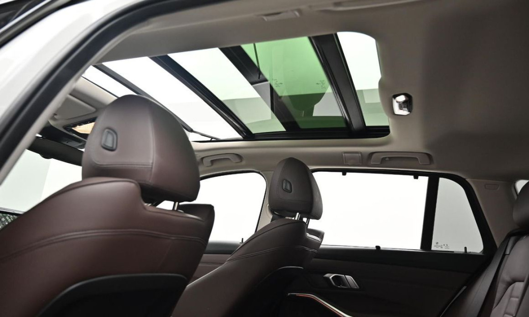 BMW 3-Series 320i Touring Luxury, 2022