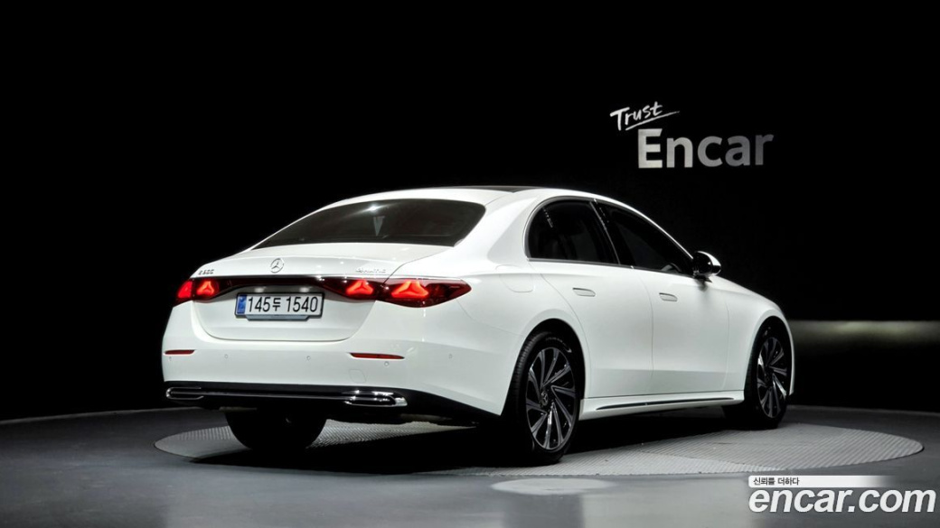 Mercedes-Benz E-Class E300 4MATIC Exclusive, 2025