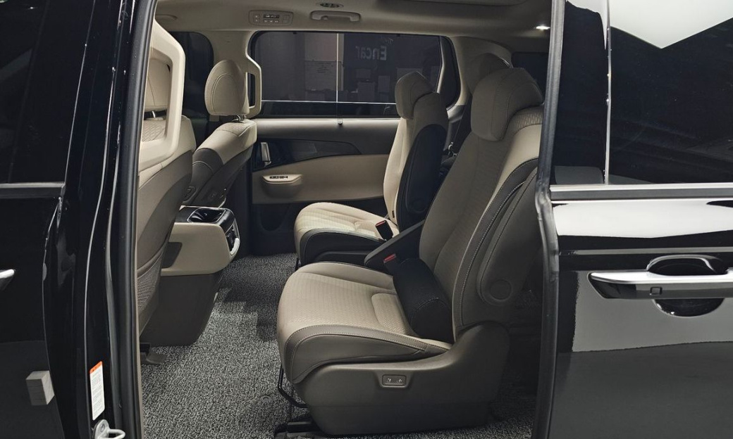 Kia Carnival 9-Seater Signature, 2024