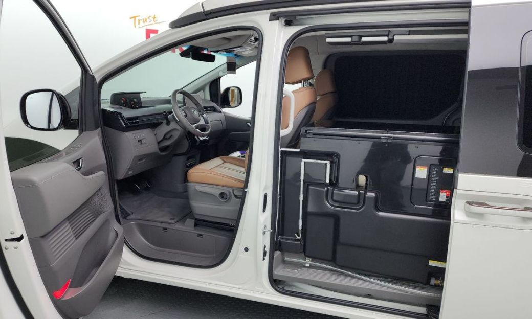 Hyundai Staria 2WD Camping Car, 2024