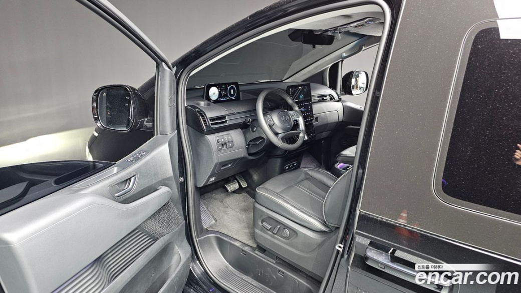 Hyundai Staria 4WD Lounge 9-Seater, 2022
