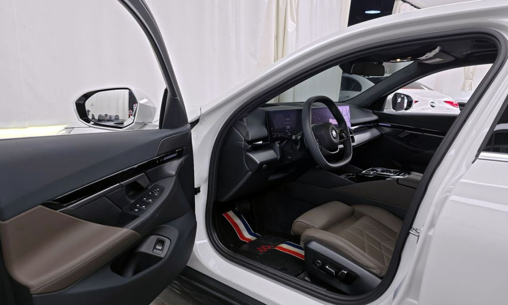 BMW 5-Series 520i, 2024