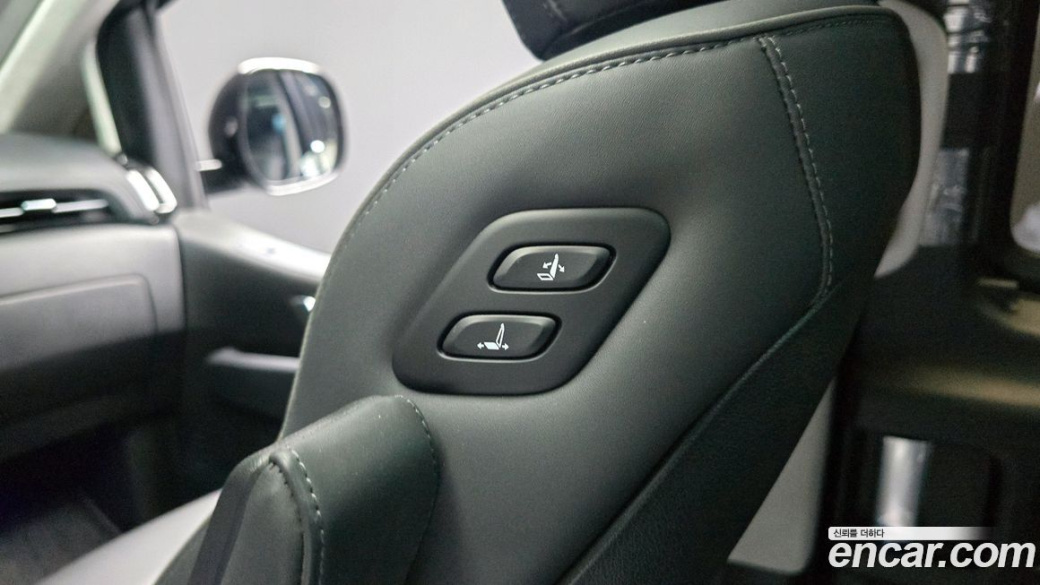 Hyundai Staria 4WD Lounge 9-Seater, 2023