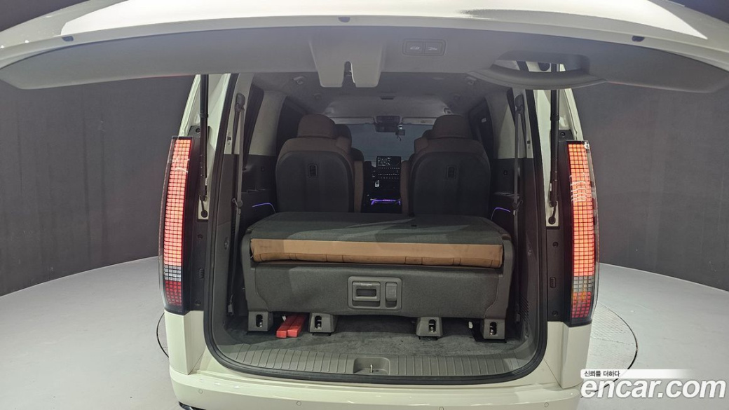 Hyundai Staria 4WD Lounge 9-Seater, 2025