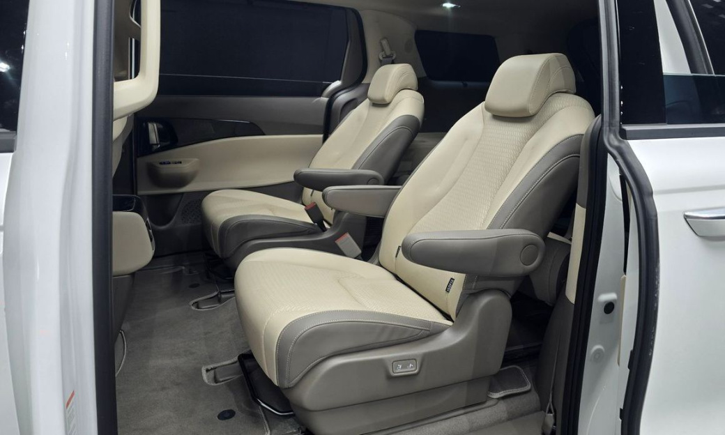 Kia Carnival 9-Seater Signature, 2024