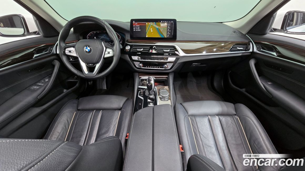 BMW 5-Series 520i Luxury, 2023