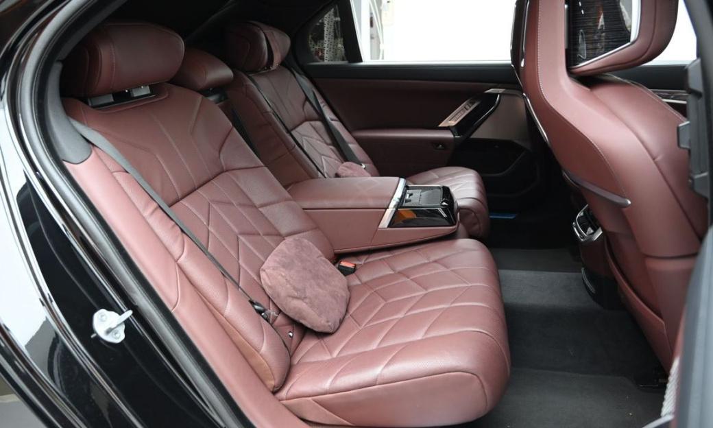 BMW 7-Series 740d xDrive M Sport, 2025
