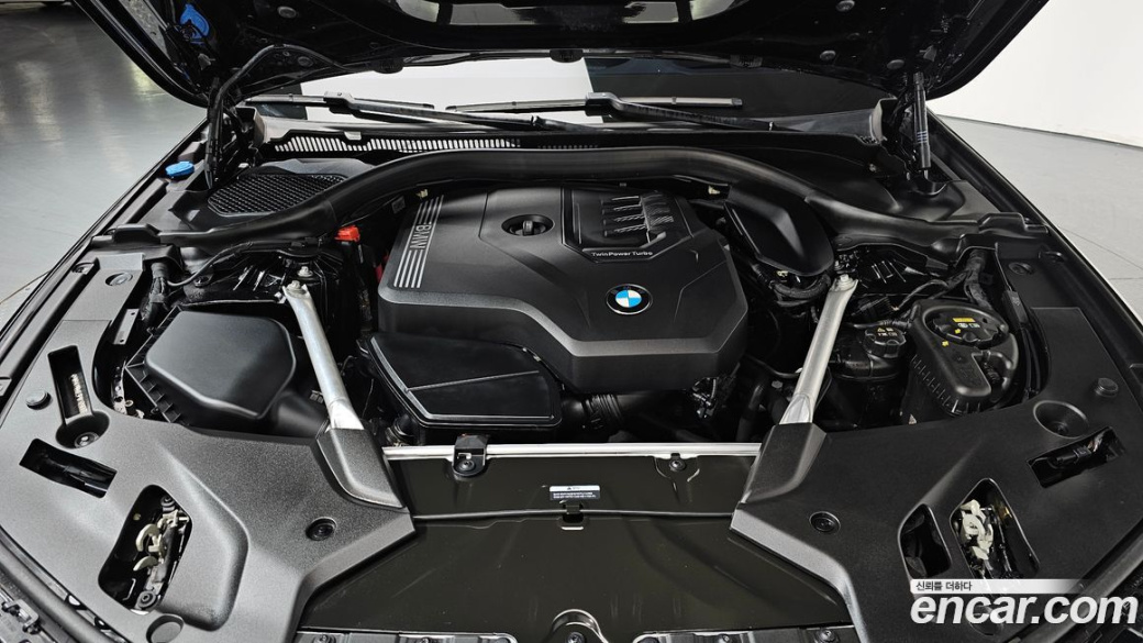 BMW 5-Series 520i Luxury, 2023