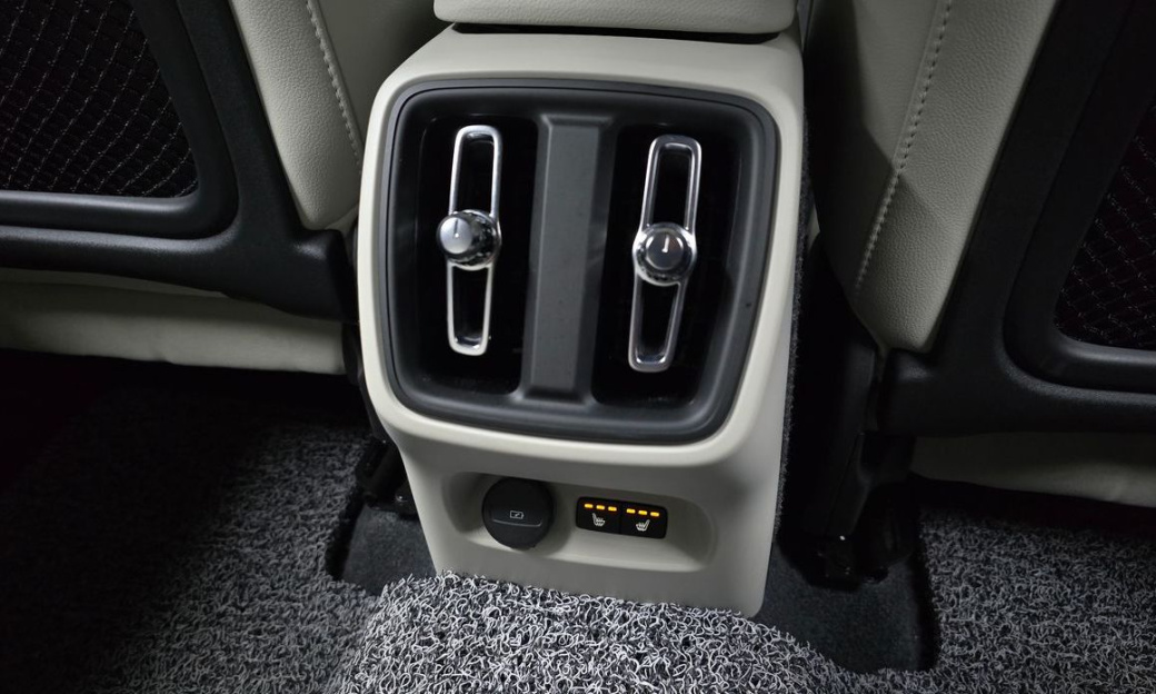Volvo XC40 B4 Ultra Bright, 2025