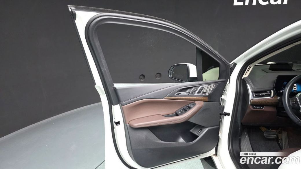 BMW 2-Series 220i Luxury, 2024