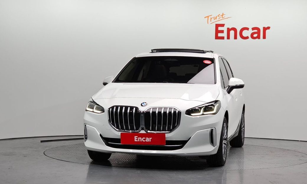 BMW 2-Series 220i Luxury, 2024