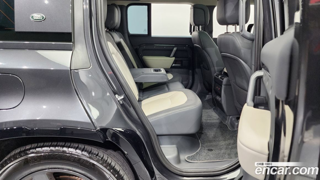 Land Rover Defender 110 P300 X-Dynamic SE, 2024