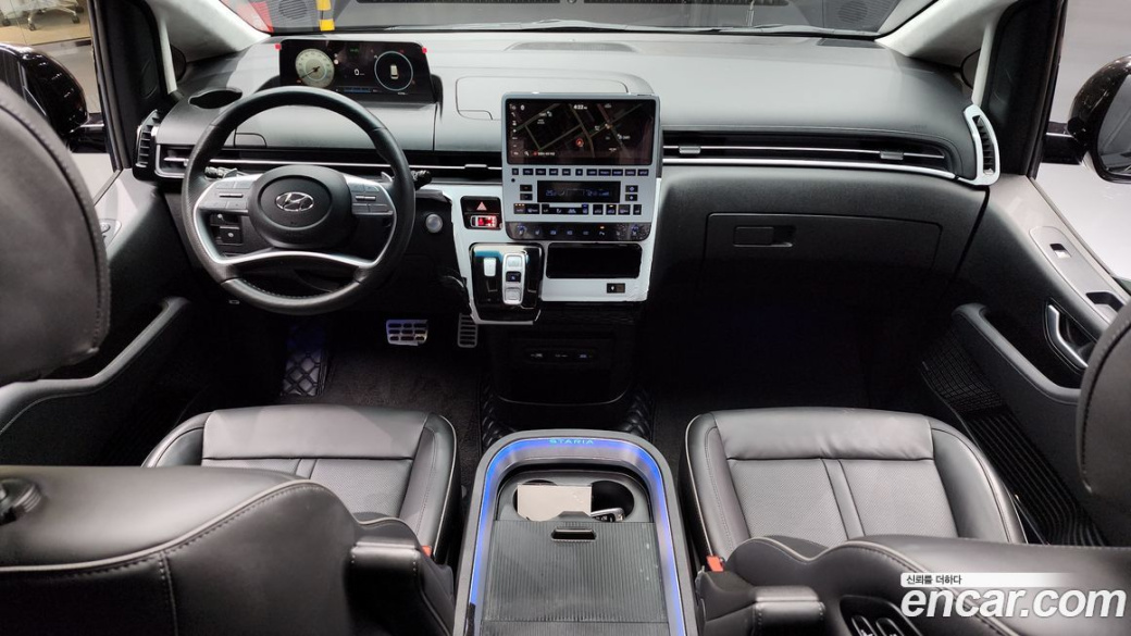 Hyundai Staria 4WD Lounge 7-Seater, 2022