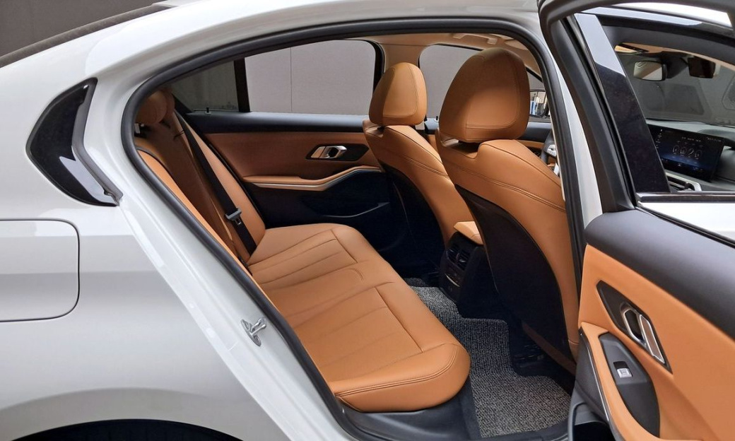 BMW 3-Series 320i, 2024