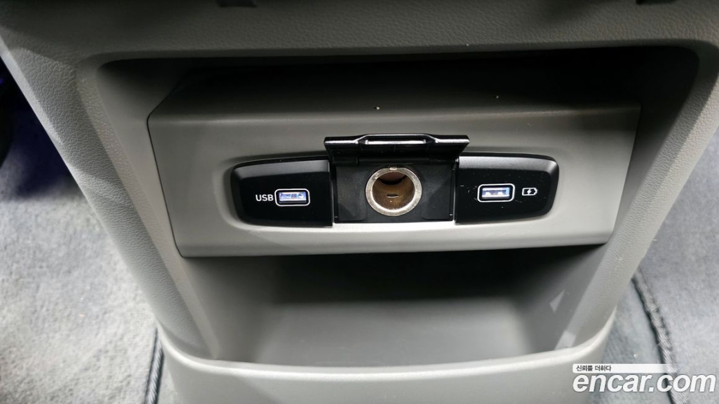 Hyundai Staria 4WD Lounge 7-Seater, 2023
