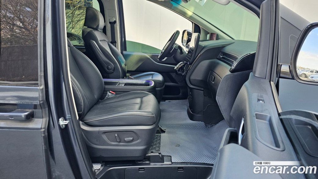 Hyundai Staria 4WD Lounge 9-Seater, 2022