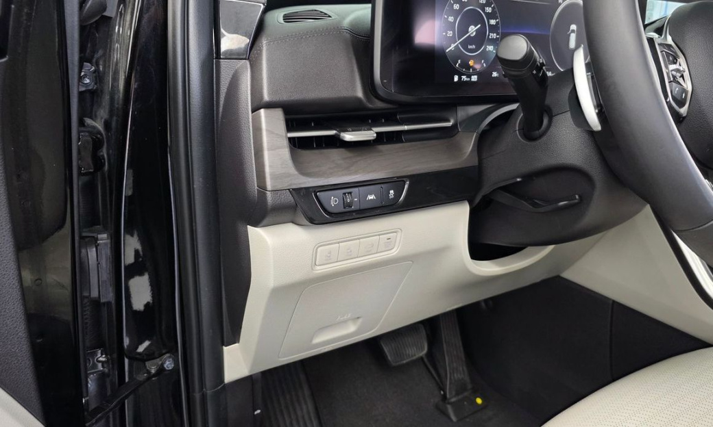 Kia Carnival 7-Seater Signature, 2022