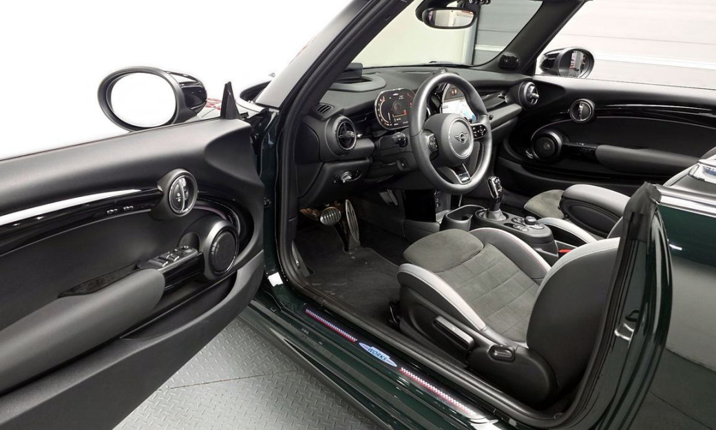 Mini Cooper Convertible JCW, 2024