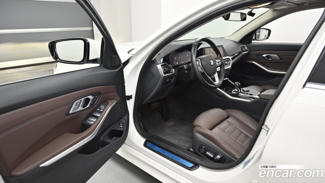 BMW 3-Series 320i Touring Luxury, 2022