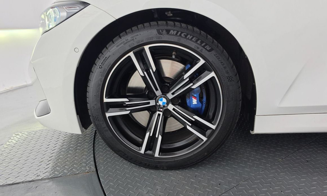 BMW 3-Series 320i M Sport, 2025