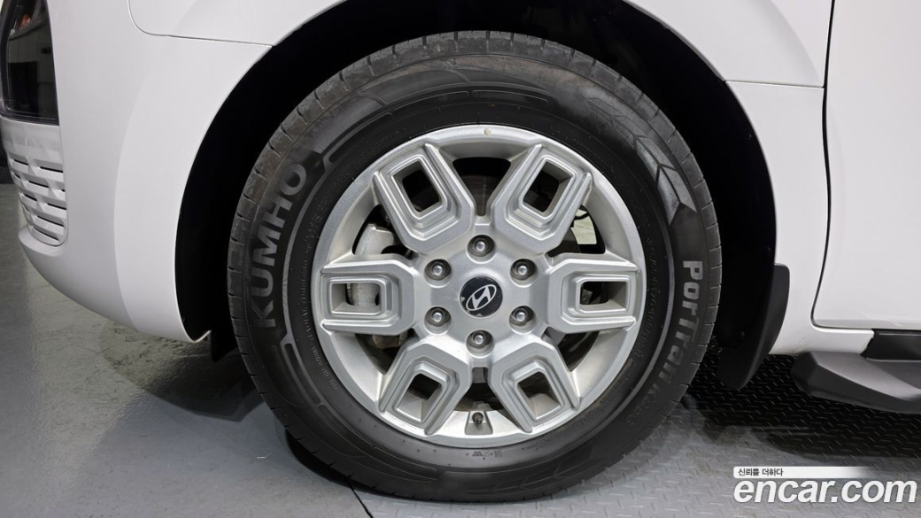 Hyundai Staria 4WD Tourer 11-Seater, 2025