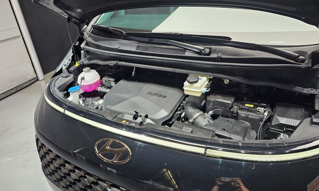Hyundai Staria Lounge 7-Seater, 2022