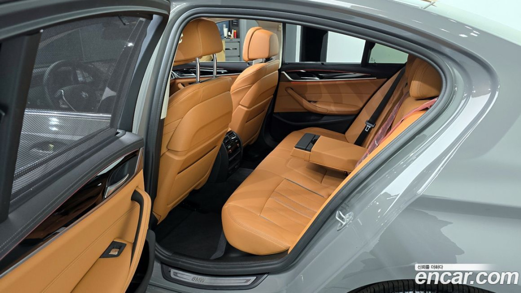 BMW 5-Series 520i Luxury, 2022