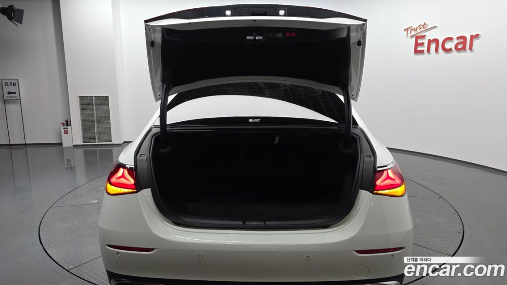 Mercedes-Benz E-Class E200 Avantgarde, 2024