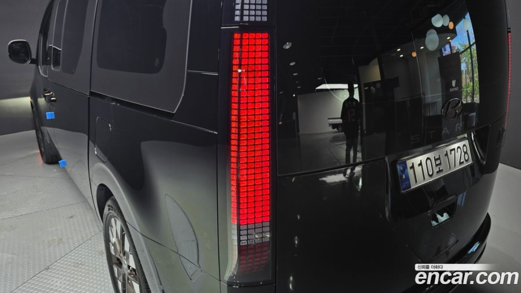 Hyundai Staria 4WD Lounge 9-Seater, 2023