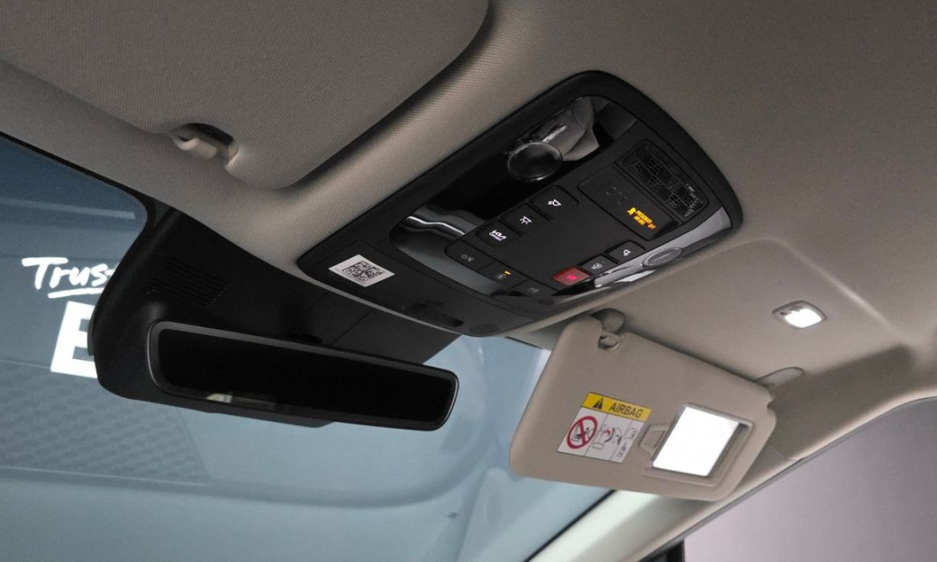 Kia Carnival 7-Seater Outdoor, 2025