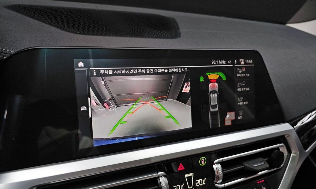 BMW 3-Series 320i Luxury, 2022