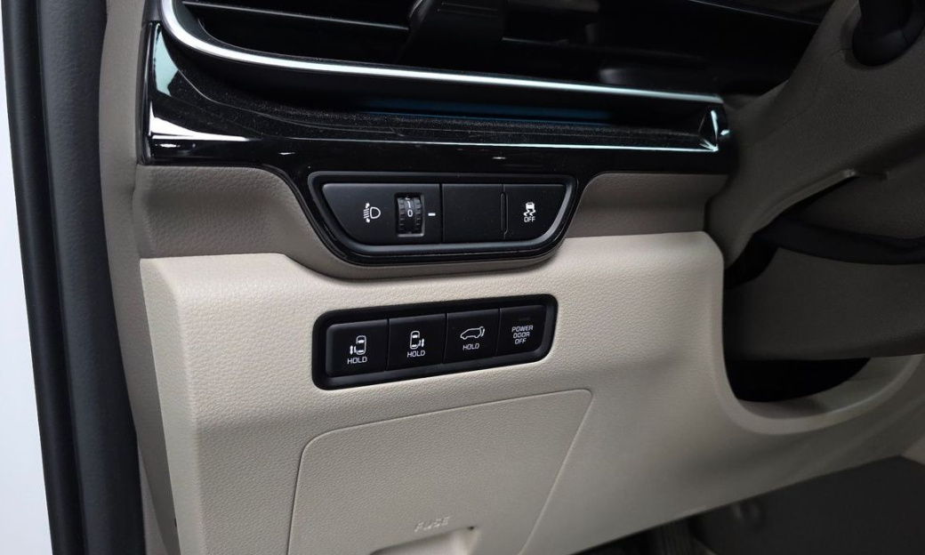 Kia Carnival 9-Seater Signature, 2024