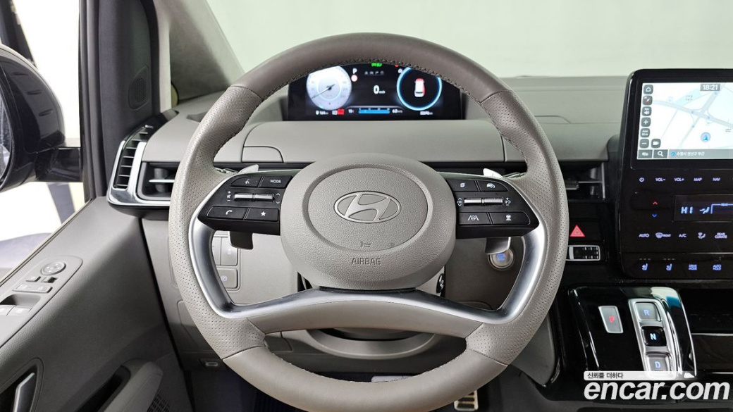 Hyundai Staria 4WD Lounge 9-Seater, 2025