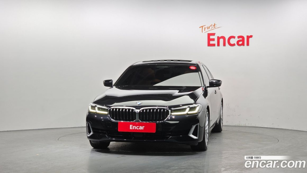 BMW 5-Series 520i Luxury, 2022