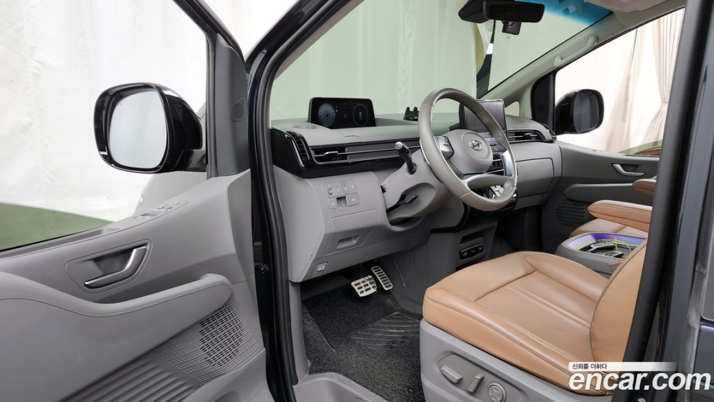 Hyundai Staria 4WD Lounge 9-Seater, 2022