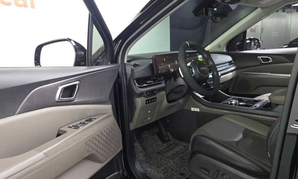 Kia Carnival 7-Seater Outdoor, 2025